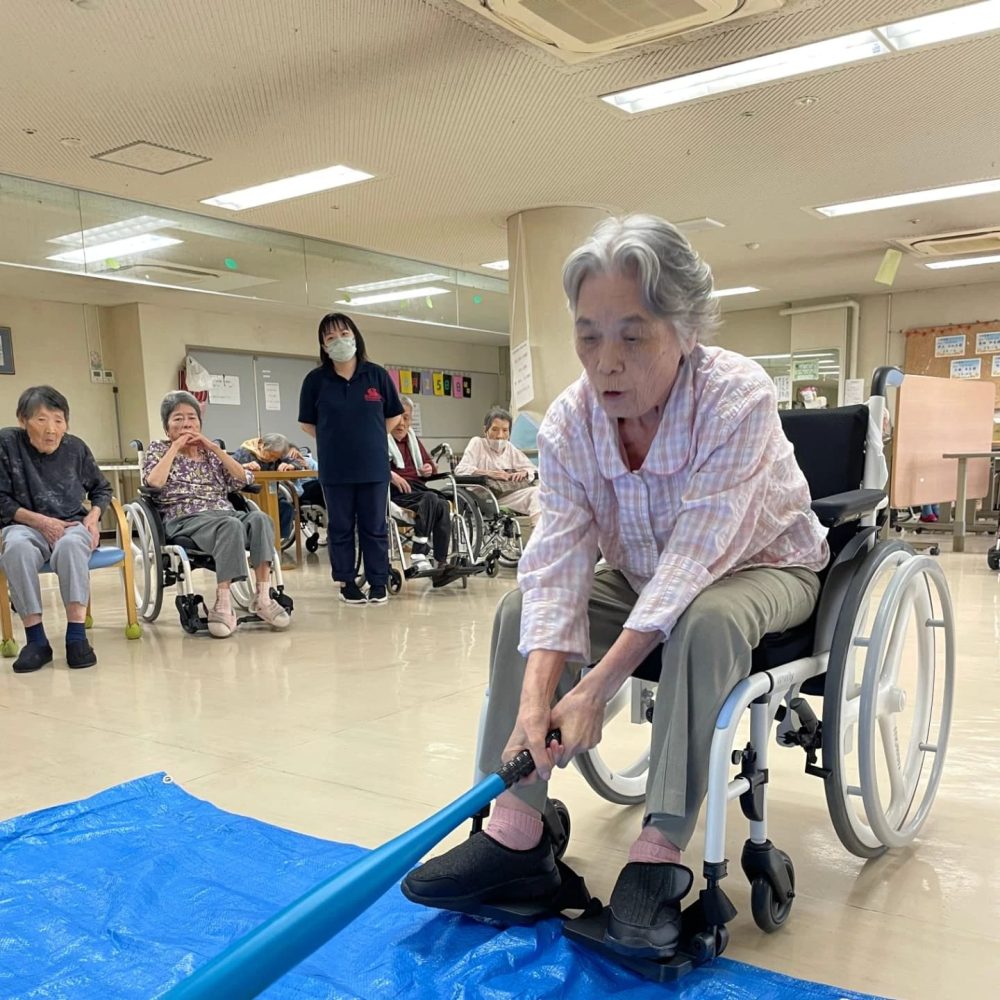 お誕生日＆スイカ割り　八月のお誕生日会を開催いたしました。アトラクションでスイカ割りを開催いたしました。力強くジャストミートできました️#ウエルハイムヨコゼ #横瀬 #秩父 #誕生会 #スイカ割り