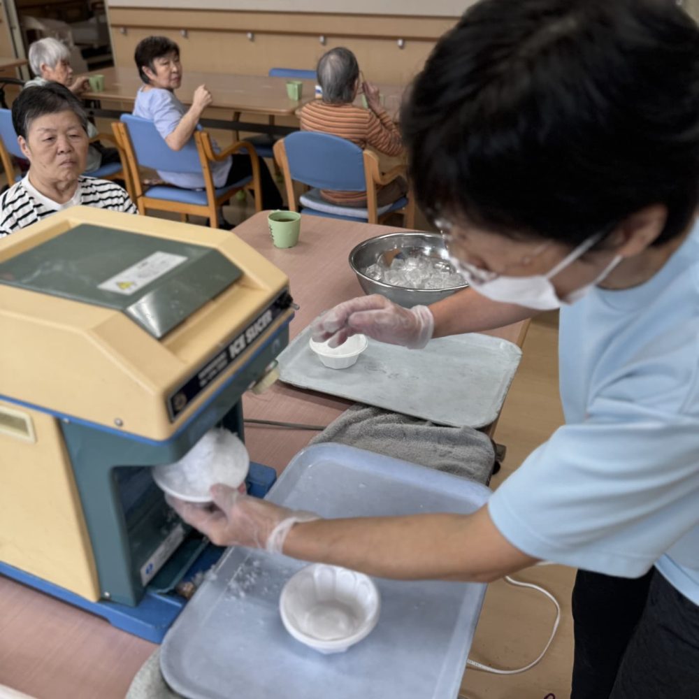 かき氷　外はどんよりとした横瀬ですが、往く夏を惜しんで？かき氷です。蒸し暑さは残っておりますのでかき氷を爽やかになります。つる子はメロン味でいただきました#ウエルハイムヨコゼ #横瀬町 #秩父 #特養おやつ #特養の日常 #かき氷