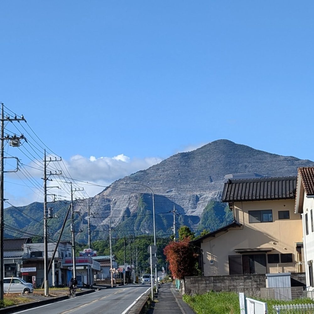昨晩からの雨も上がり、晴れ上がった空と武甲山です利用者さんと一緒に爽快な風を感じています。#素敵な空 #武甲山 #ウエルハイムヨコゼ #秩父 #横瀬町 #爽快な風