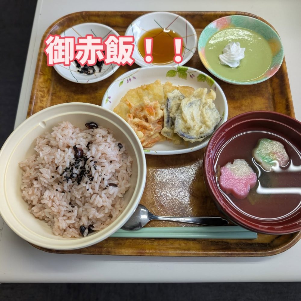 御赤飯️　母の日ですからお昼は御赤飯でお祝いです。皆さん大変に喜んでいただけました#ウエルハイムヨコゼ　#特養の日常　#横瀬町　#秩父#母の日　#つる子のつぶやき