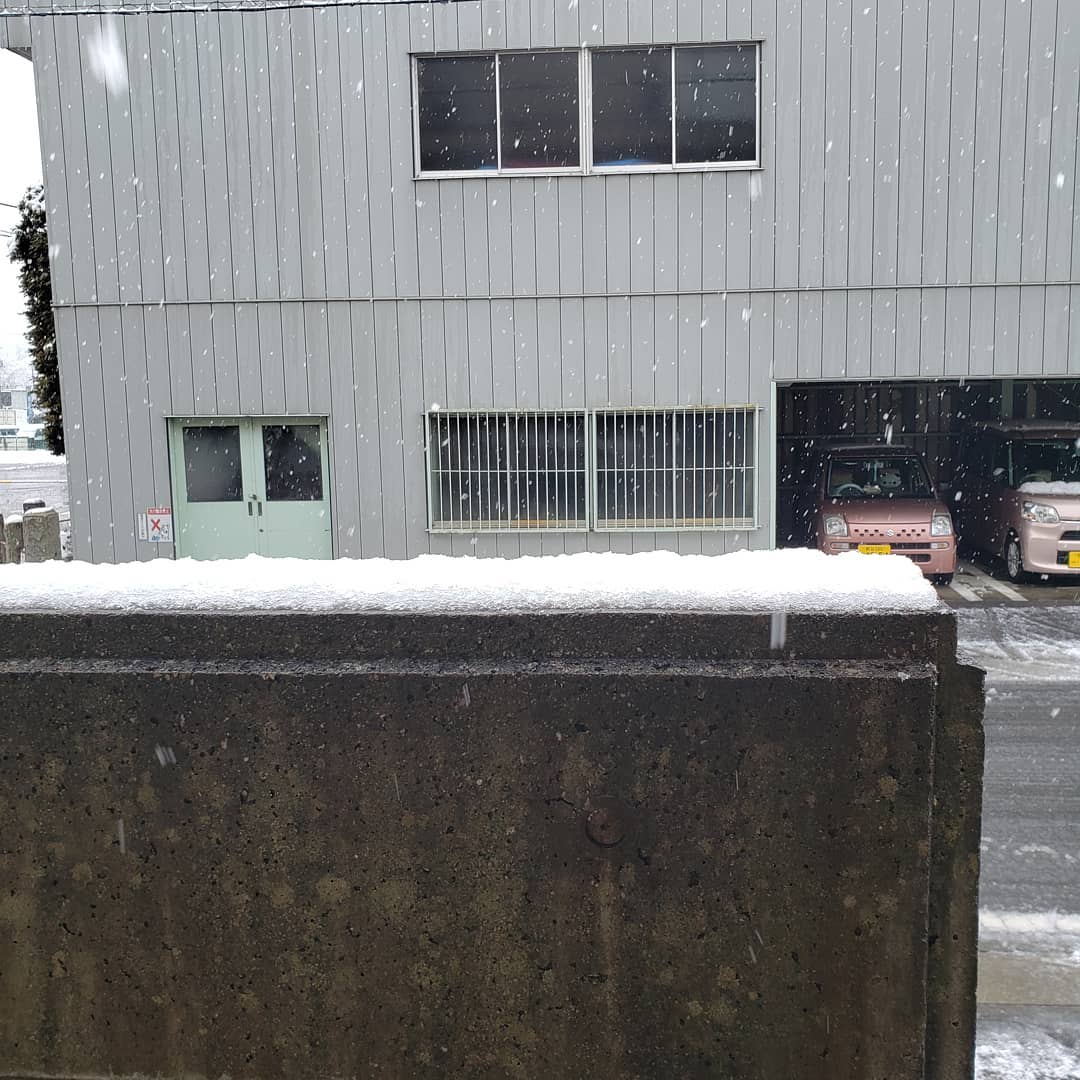 横瀬は予想よりは積もりませんでしたが、また降雪しております☃️#秩父 　#ウエルハイムヨコゼ　#横瀬町　#雪