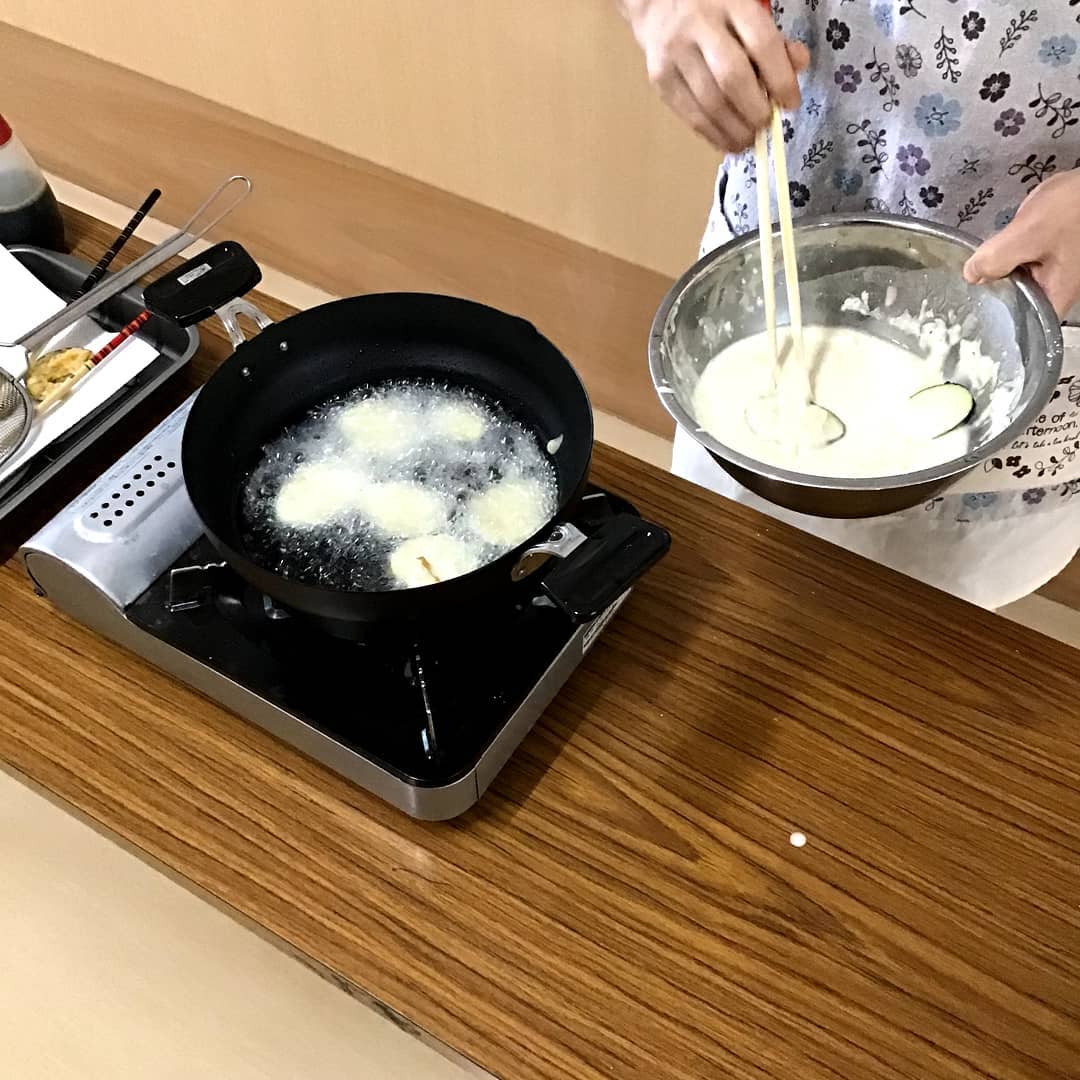 自家製野菜で天ぷら　　本日の天ぷらは、利用者さんと一緒に家庭菜園で育てた野菜です熱々の揚げては大好評でした。#ウエルハイムヨコゼ 　#特養の日常 　#特養レクリエーション 　#天ぷら 　#家庭菜園