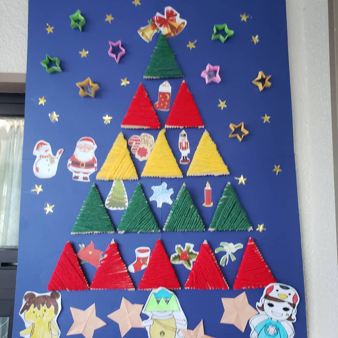 メリークリスマス　　クリスマスが近づいて参りました。各事業所で様々な催しを準備しておりますお楽しみに写真は玄関前に設置した手作りタペストリーです。#特養の日常 　#クリスマスイベント 　#特養行事
