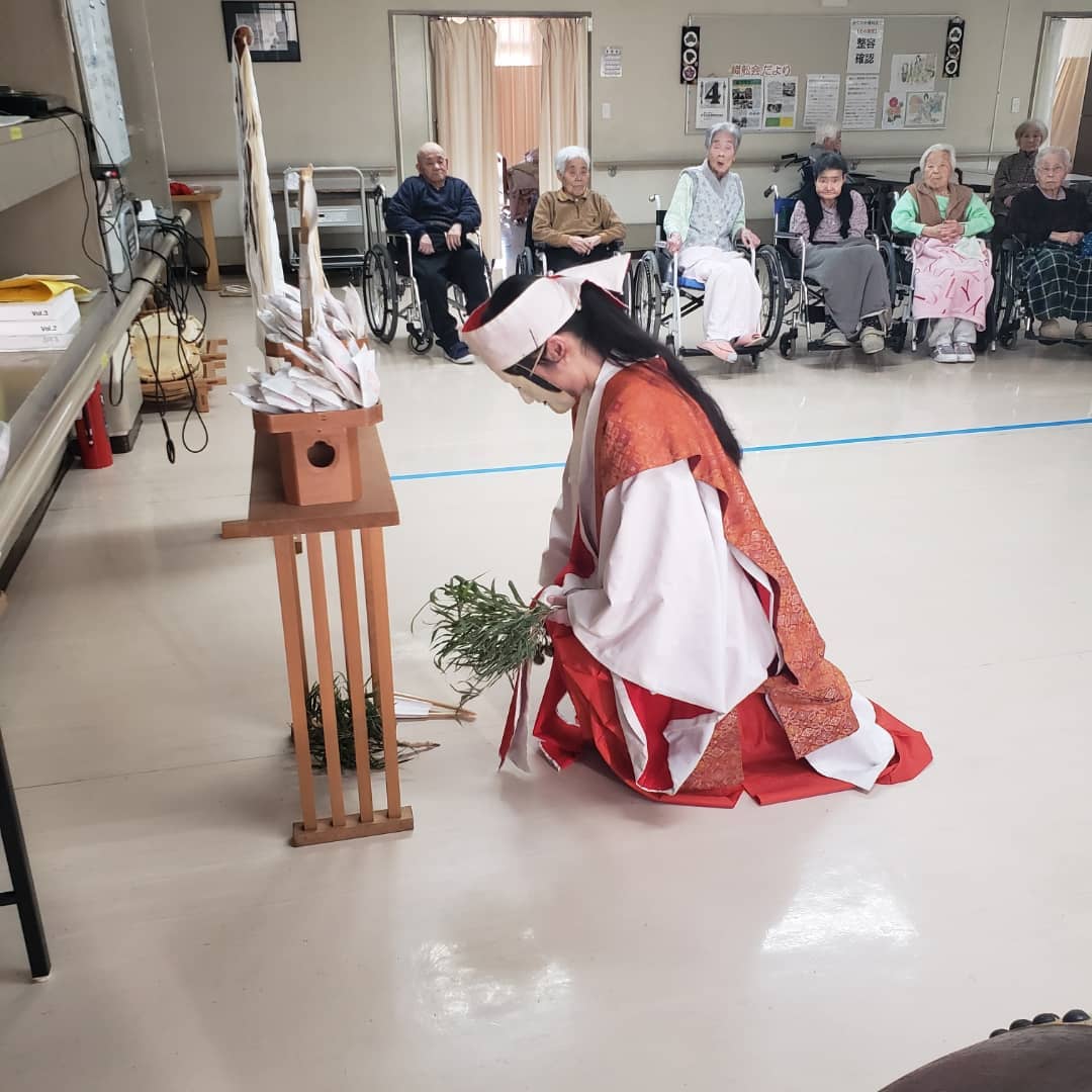 新春神楽　恒持神楽保存会の方が、神楽を舞って下さいました。当施設職員も保存会員がおり、新春を彩る舞を披露いたしました。#ウエルハイムヨコゼ　#横瀬デイサービスセンター 　#恒持神楽保存会　#神楽 　#恒持神社