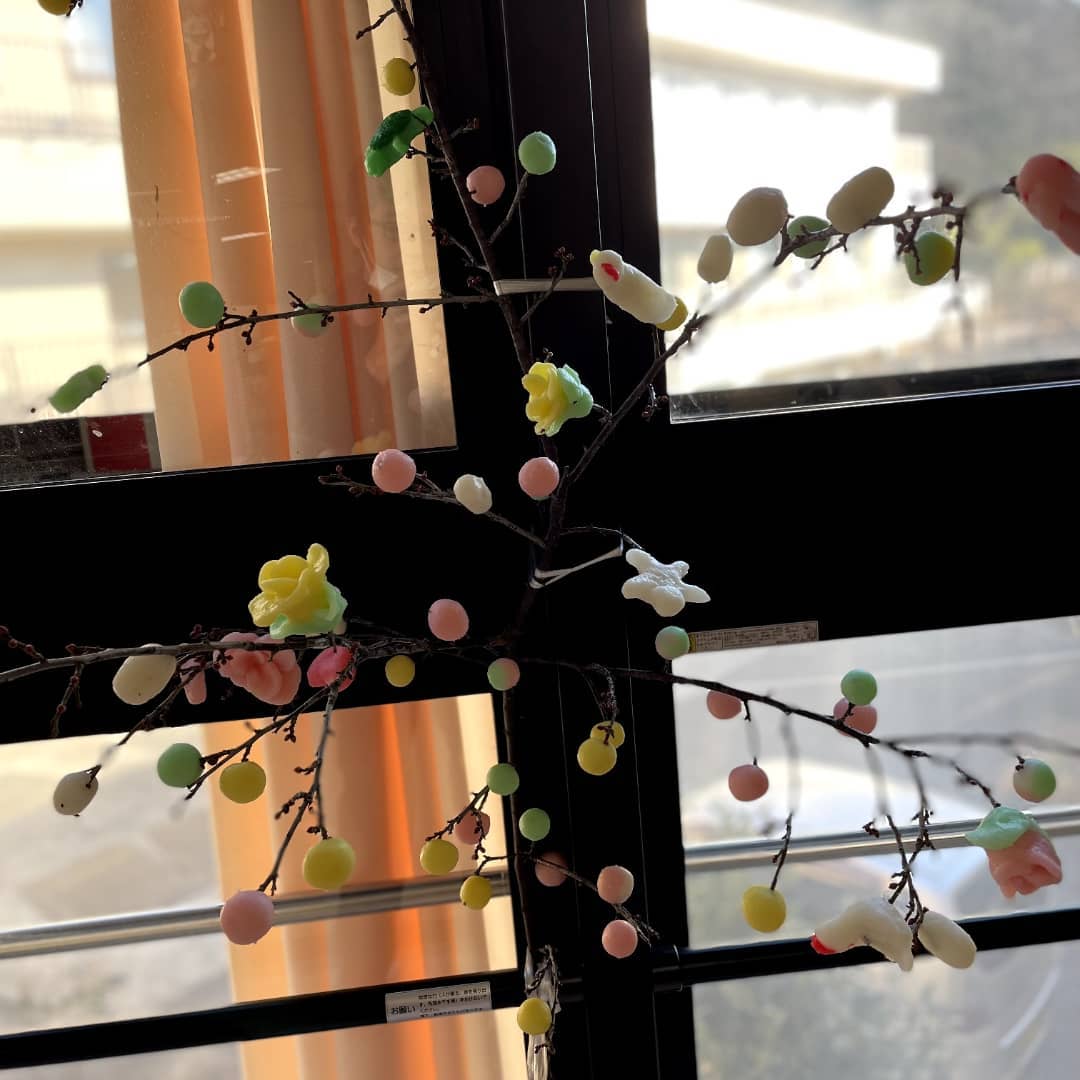 繭玉づくり　秩父の新春行事でもあります、繭玉づくりをいたしました。五穀豊穣、家内安全、疫病退散の祈りを込めました。#ウエルハイムヨコゼ 　#特養の日常 　#秩父　#横瀬町 　#繭玉づくり