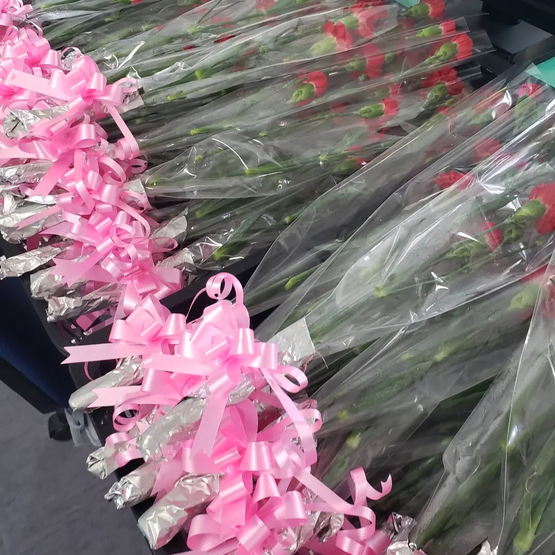 母の日　　カーネーションで母の日を彩ります。ご家族からもプレゼント、お手紙が届いております。来年はご家族を交えてレクリエーションやケーキバイキングなど楽しい催しをしたいです。#ウエルハイムヨコゼ 　#特養の日常　#秩父　#横瀬町 　#母の日