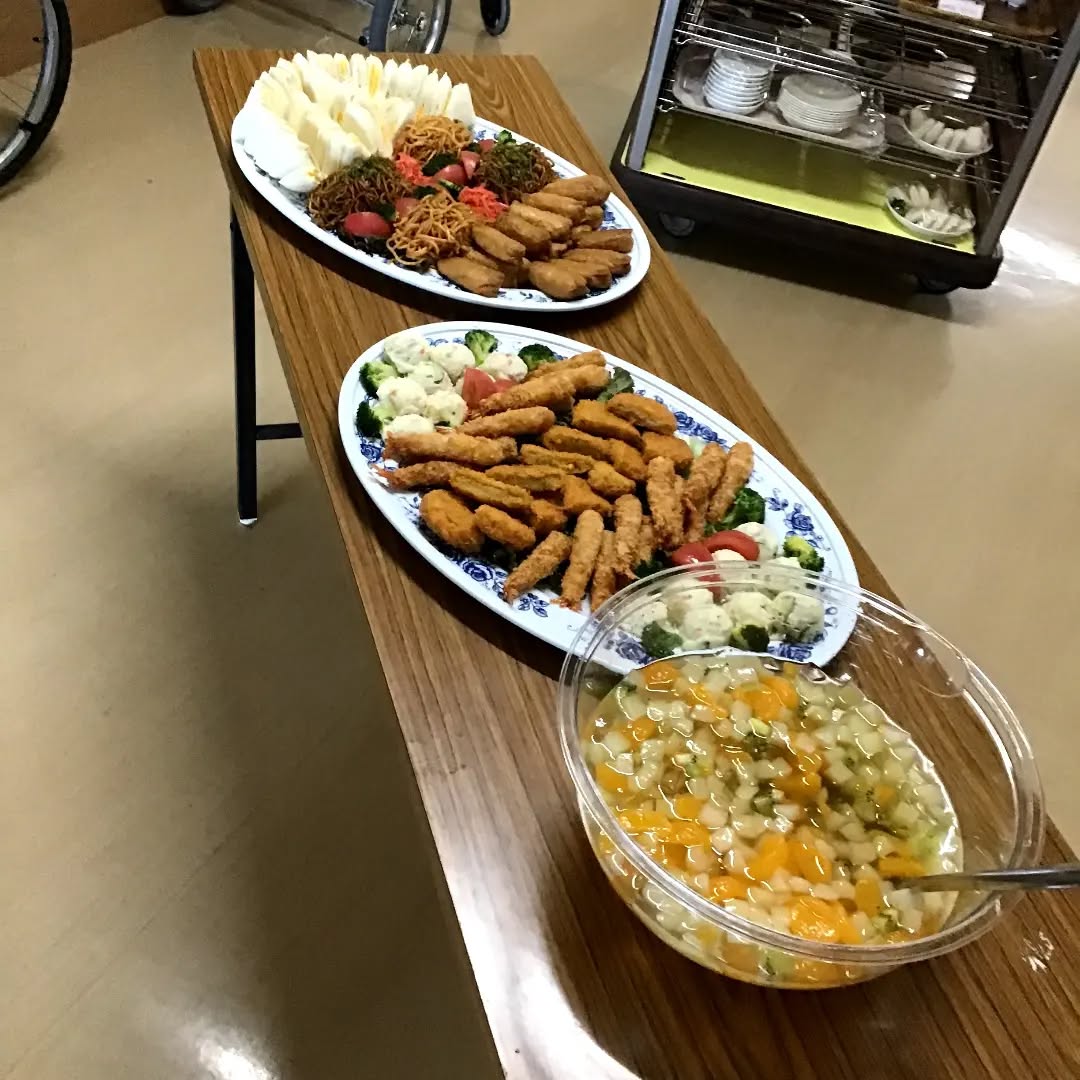 バイキング　本日の昼食はバイキングでした人気投票上位のおかずが登場いたしました。皆さん、いつもより食が進んでおりました。#特養の日常 　#ウエルハイムヨコゼ 　#秩父 　#横瀬町 　#ハイキング 　#特養ランチ