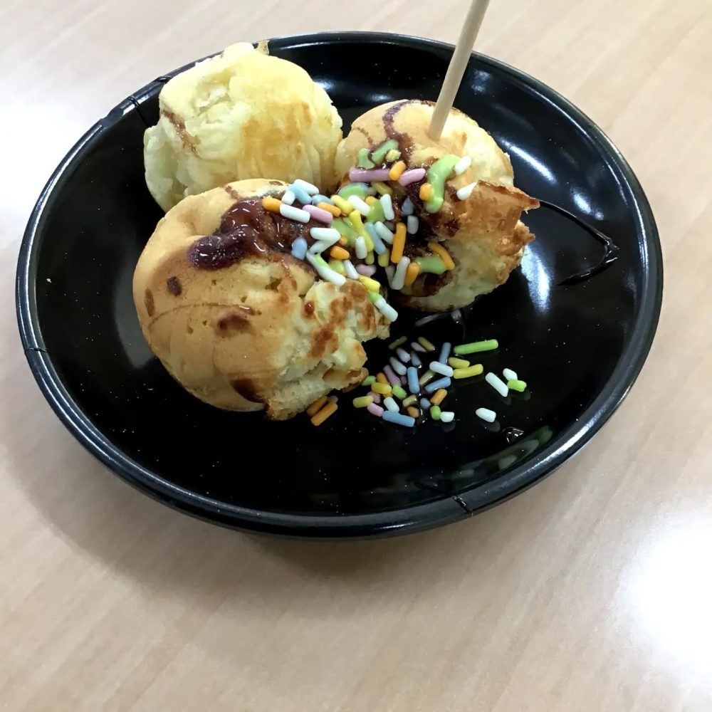 ベビーカステラ　休日レクは手作りおやつ『ベビーカステラ』でした。トッピングもして美味しくいただきました。#ウエルハイムヨコゼ 　#手作りおやつ 　#秩父 　#横瀬町 　#特養の日常