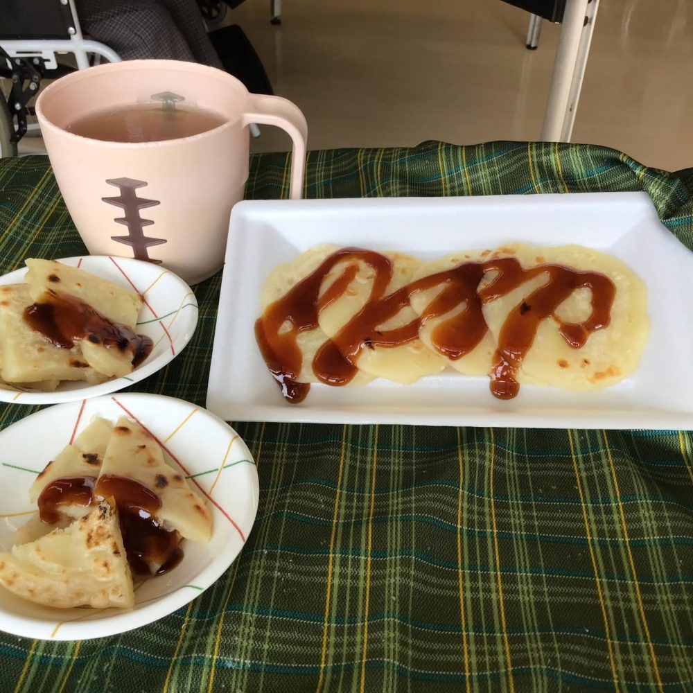 たらしやき　本日の手作りおやつは、秩父の小昼飯(こじゅうはん)といえばお馴染みの『たらしやき』です。素朴ですが、懐かしい味で人気の手作りおやつです。#ウエルハイムヨコゼ #特養おやつ #特養の日常 #横瀬町 #秩父 #秩父小昼飯 #手作りおやつ #たらしやき