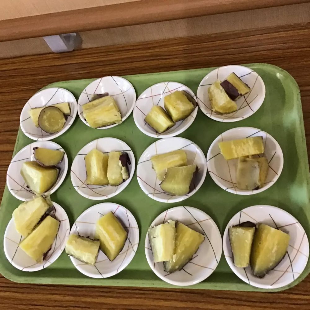 手作りおやつ『ふかし芋』　素朴な味ですが大人気オヤツです今年は一段とホクホクです。#ウエルハイムヨコゼ　#手作りおやつ#特養の日常　#特養レク