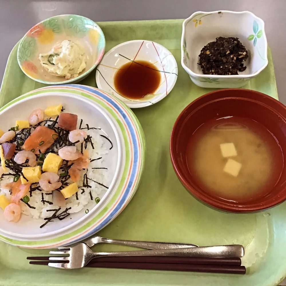 クリスマスweek　2日目は海鮮丼でした〜利用者さんにリクエスト聞きますと『お刺身』『お寿司』『海鮮丼』が人気の献立です。#ウエルハイムヨコゼ 　#横瀬町 　#秩父　#クリスマス #特養の日常