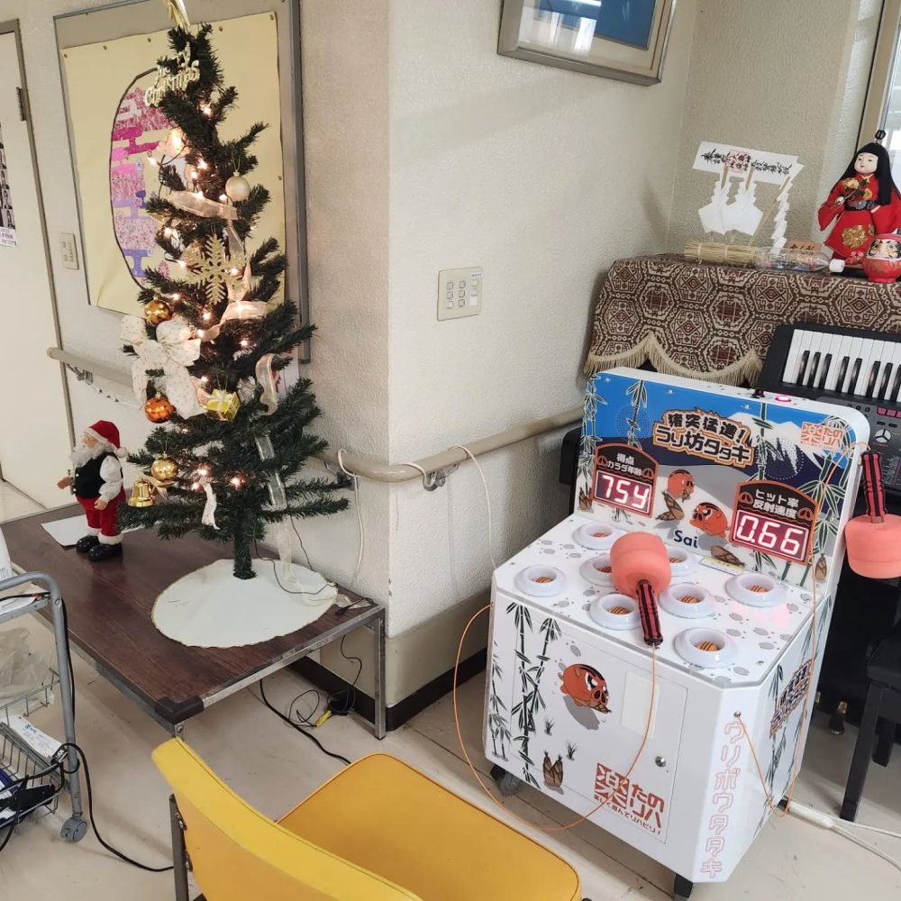 メリークリスマスケーキを美味しくいただきました。サンタさんも来園して下さり、新しいレクレーション機器をプレゼントしていただきました『うり坊たたき』明日からお楽しみ下さいメリークリスマス#ウエルハイムヨコゼ 　#横瀬町 　#秩父　#特養の日常 #サンタクロース　#レクレーションゲーム
