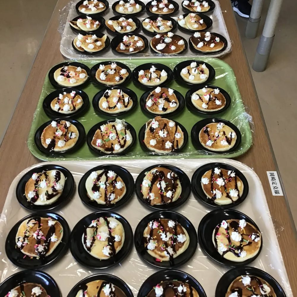 手作りオヤツ　年末を〆る手作りオヤツはホットケーキでした。バターの良い香りがホールに溢れたした。#ウエルハイムヨコゼ #秩父#横瀬町 #特養の日常 #特養レク #手作りおやつ