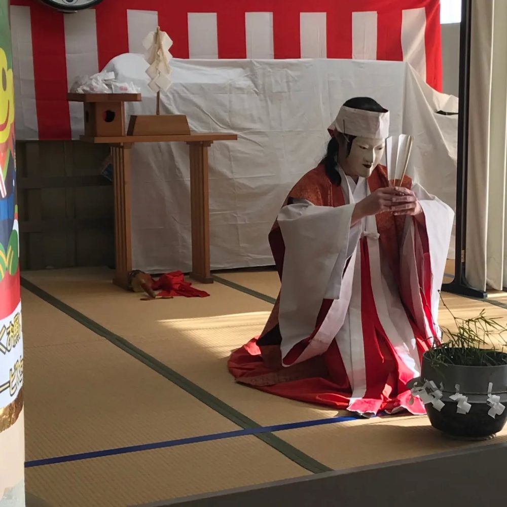 神楽　新春恒例となりました神楽がおこなわれました。横瀬デイサービスの仕事始めに合わせて、地域の方が来園して奉納して下さいました。神楽奉納の後には、各部署を大黒様が廻って福袋もまいて下さいました。皆さん大変にお喜びになりました。神楽の皆様ありがとうございましたm(_ _)m#ウエルハイムヨコゼ #横瀬デイサービスセンター #秩父 #横瀬町 #神楽奉納 #恒持神社