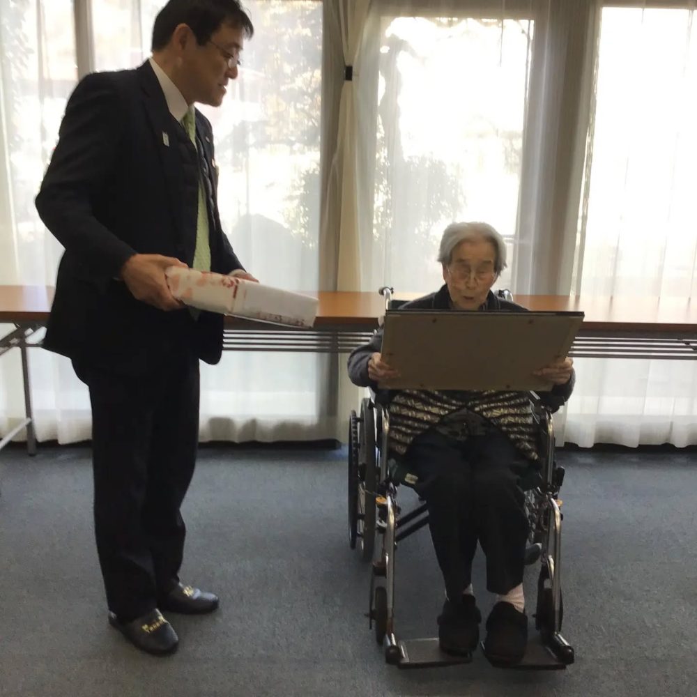百歳おめでとうございます　幕田さまが100歳を迎えました。横瀬町から富田町長も来園されて、御長寿をお祝いいたしました幕田さんが、これからも素敵な笑顔で、毎日を楽しんで過ごせますようにサポートして参りますます。#横瀬町 #秩父 #ウエルハイムヨコゼ #百歳おめでとう #富田町長