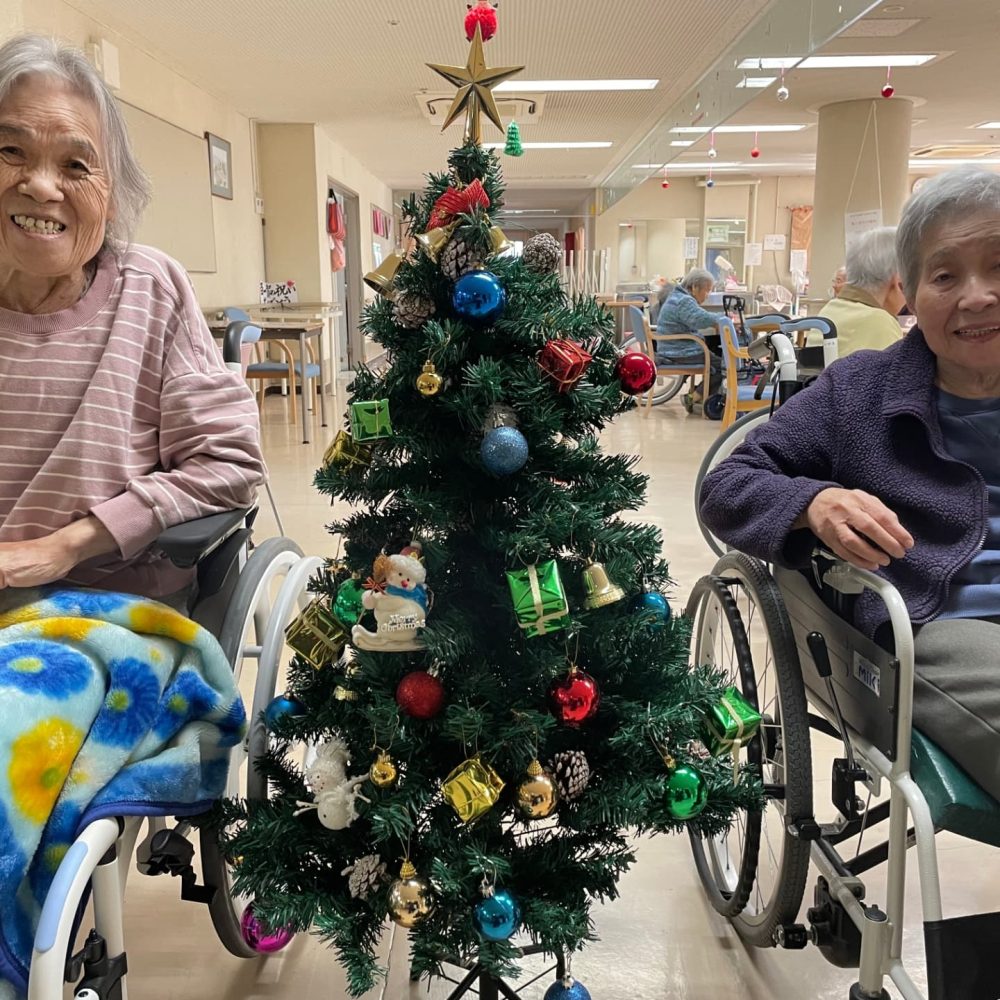 クリスマスツリー飾り付け　利用者さんと一緒にクリスマスツリーを飾りました。これでつる子もクリスマスモードです当日まで愉しい時間をすごしていきますよ♫#ウエルハイムヨコゼ #つる子のつぶやき #横瀬町 #秩父 #クリスマス準備はじめました #特養の日常 #クリスマスツリー