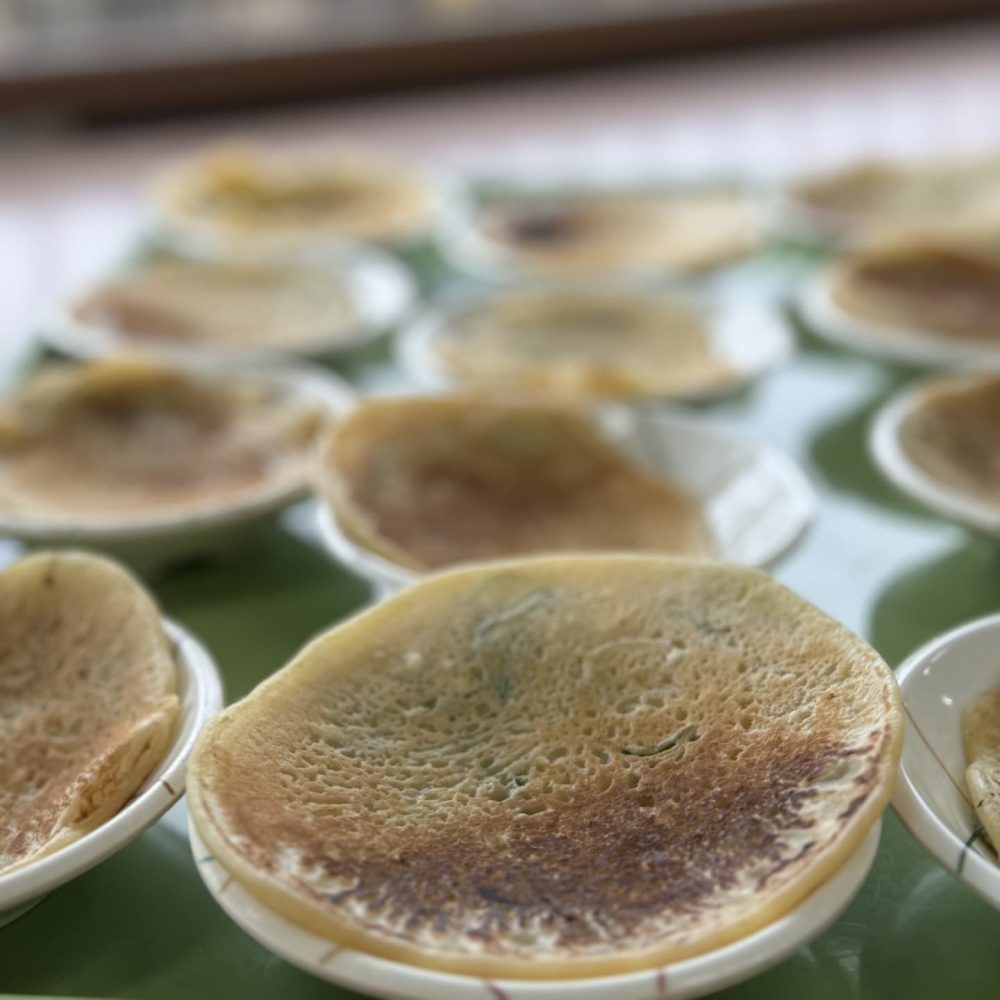 小昼飯『たらしやき』　今週の手作りおやつは秩父の小昼飯（こじゅうはん、と読みます。秩父地方ではおやつの意）の定番たらしやきでした。味噌、小麦、ネギとシンプルですが優しい味となっておりま〜す。#ウエルハイムヨコゼ #横瀬町 #秩父#小昼飯 #たらしやき #手作りおやつ #特養おやつ