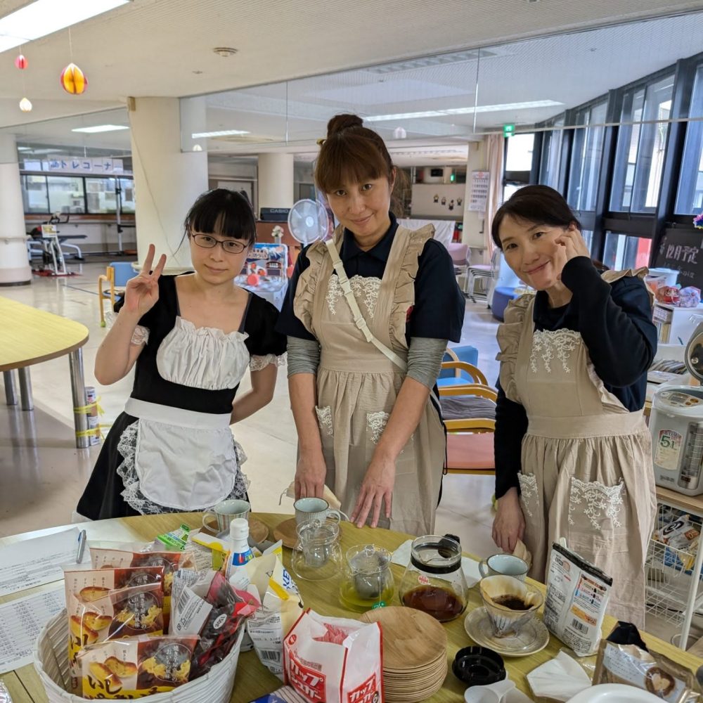 つる子カフェ　昼下がりのひと時『つる子カフェ』で過ごしませんか？つる子カフェが開店して、利用者さんと穏やかな時間が過ごせました。給仕担当の衣裳も喜んでいただけました。#ウエルハイムヨコゼ #横瀬町 #秩父 #つる子のつぶやき #つる子カフェ#特養カフェ #メイドカフェ #本格コーヒー