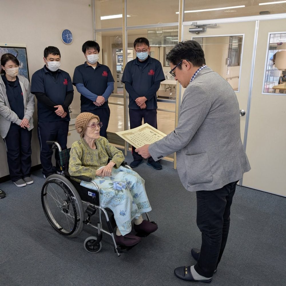 表彰式　ウエルハイムヨコゼをご利用いただいている山﨑様が、社会福祉法人清心会さまより、永年に渡る福祉支援·寄贈などの貢献活動をこの度表彰されました。清心会　岡部理事長様より表彰状、記念品、御写真が贈呈されました。山﨑様本当におめでとうございます️#ウエルハイムヨコゼ#織舩会 #横瀬町#秩父 #社会福祉法人清心会 #表彰式