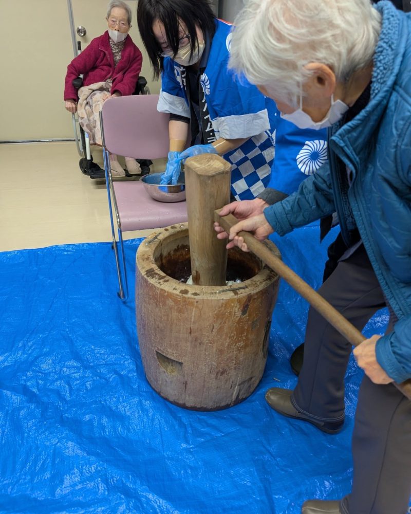 もちつき　寄贈していただいた杵＆臼を使って『もちつき』を開催いたしました。皆様のよいっしょ️よいしょ️の掛け声に乗りよい餅がつきあがりましたよ♫動画もアップしましたので是非ご覧下さい。#ウエルハイムヨコゼ #横瀬デイサービスセンター #もちつき #秩父 #横瀬