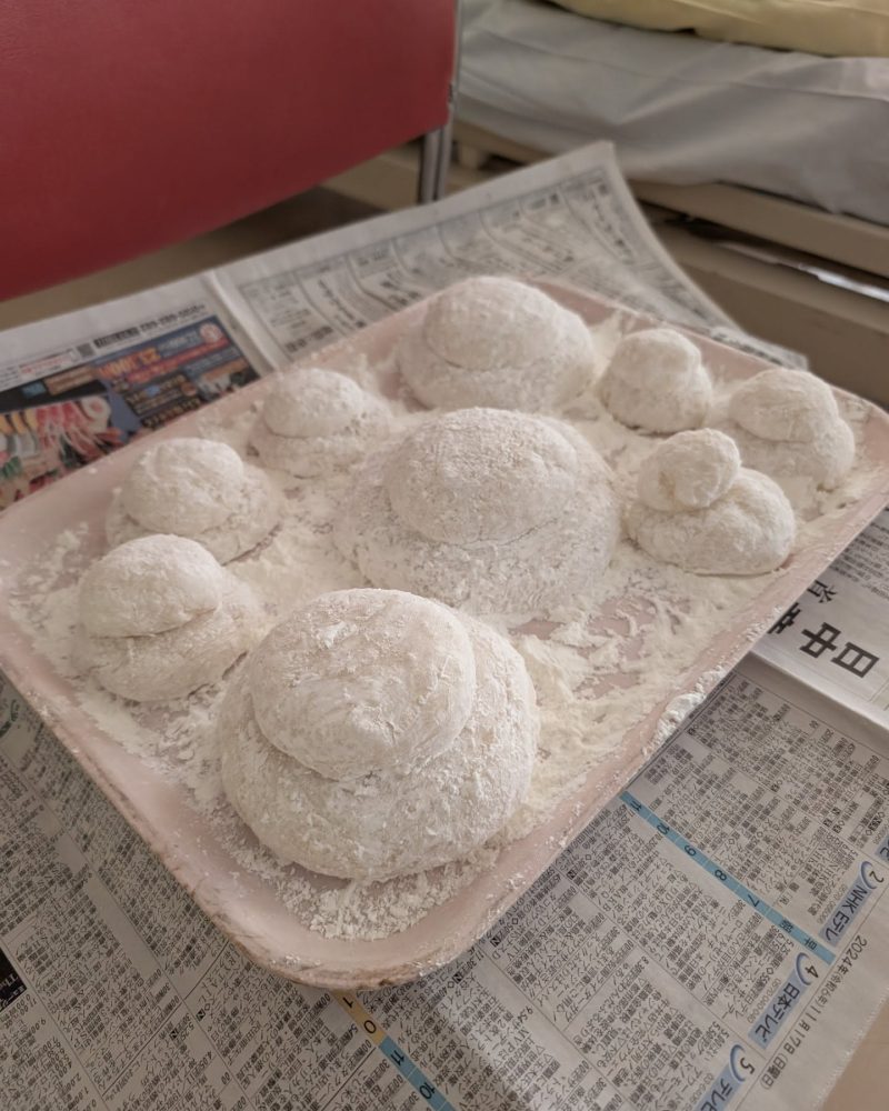 もちつきウィーク　もちつき最終日は鏡餅をつくりました。最終日は職員もコツを掴んで一番良いお餅がつきあがりましたよ#ウエルハイムヨコゼ #もちつき #横瀬町 #秩父 #特養の日常