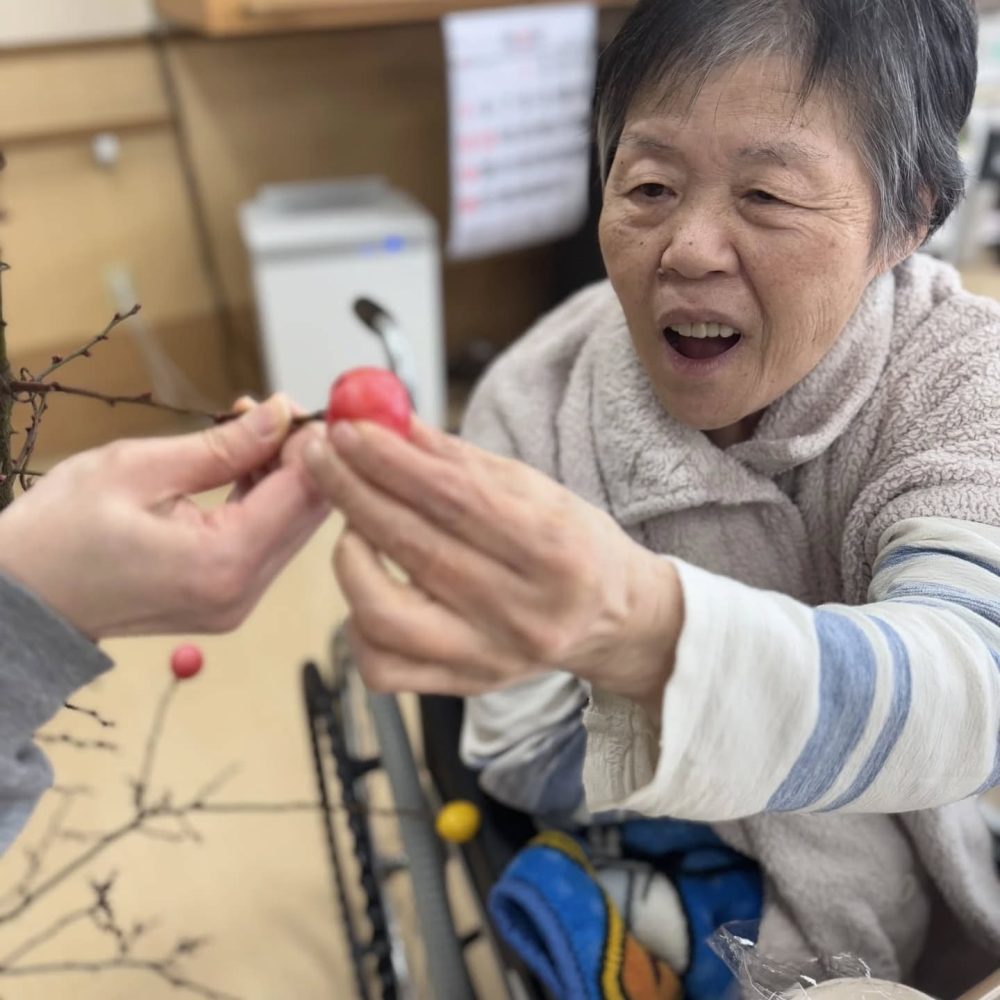 繭玉づくり　小正月飾りの繭玉づくりを皆さんとおこないました。家内安全、五穀豊穣の祈りを込めて…#横瀬町 #秩父 #小正月 #繭玉づくり #ウエルハイムヨコゼ #特養の日常