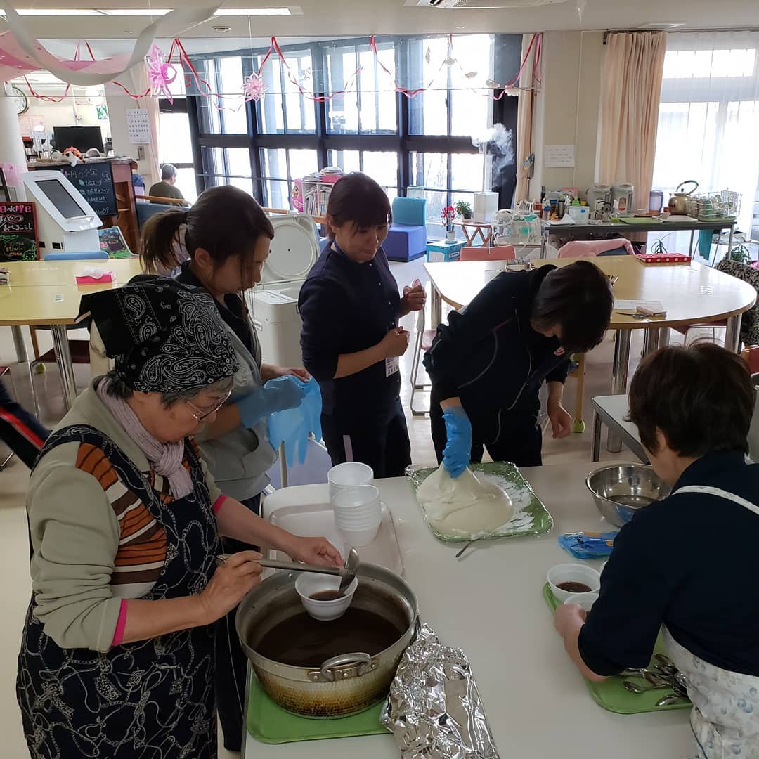 お汁粉:本日のおやつはお汁粉ですつきたてお餅は美味しいですねお代わりを、される利用者さんもいらっしゃいました