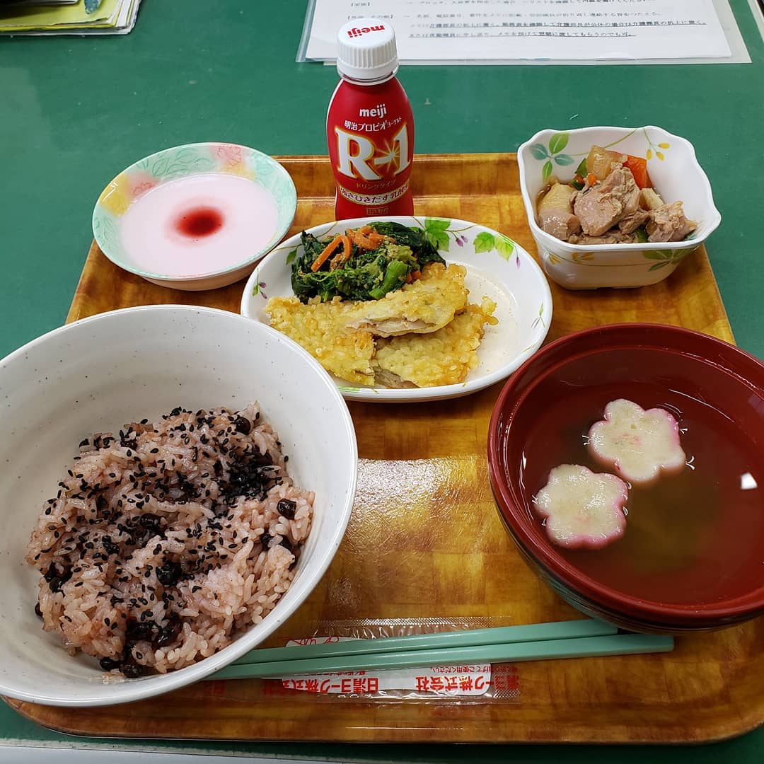令和ランチ:令和最初のランチはお赤飯でお祝いいたしました話題の『R1』も付きましたよ#ウエルハイムヨコゼ #横瀬町 #秩父 #特養ランチ #R1#令和元年