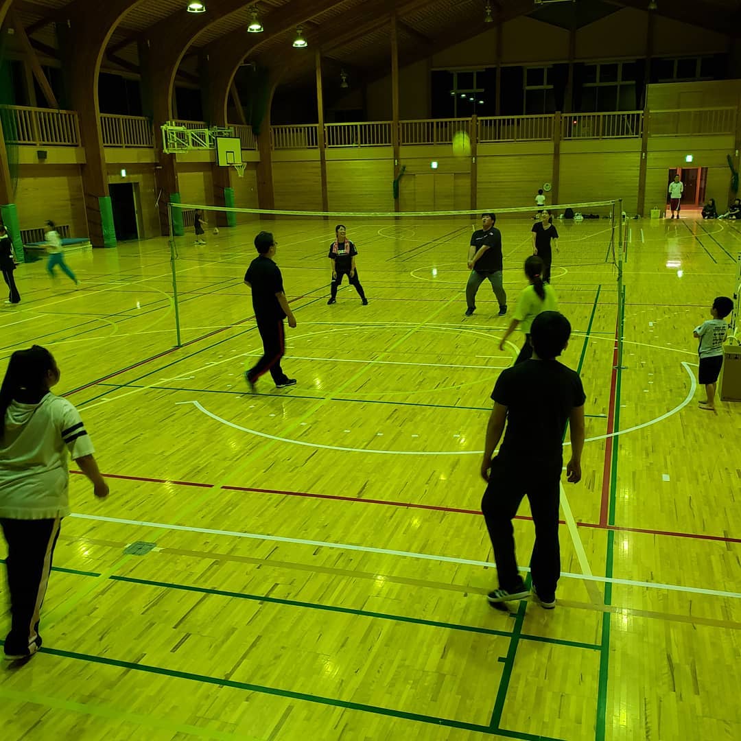 職員レク:横瀬町のスポーツ交流館を借りきってのレクリエーション６月のソフトバレー大会の練習をする方、ご家族でスポーツ、体力増進に取り組む方など沢山の職員･家族が参加いたしました#ウエルハイムヨコゼ #横瀬町 #スポーツ交流館#秩父 #特養レク #ソフトバレー#アラフォー職員張り切り#筋肉痛 #借りきり