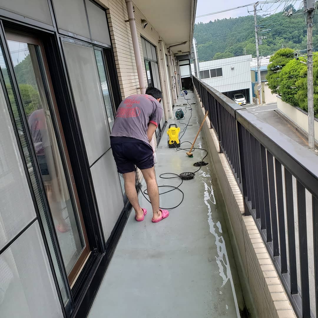 窓.ベランダ清掃:若手職員が中心に活躍してくれました！よしず、日除けなども設置完了！夏を迎える準備万端です。#ウエルハイムヨコゼ #横瀬町 #秩父 #ベランダ清掃 #特養#若手職員