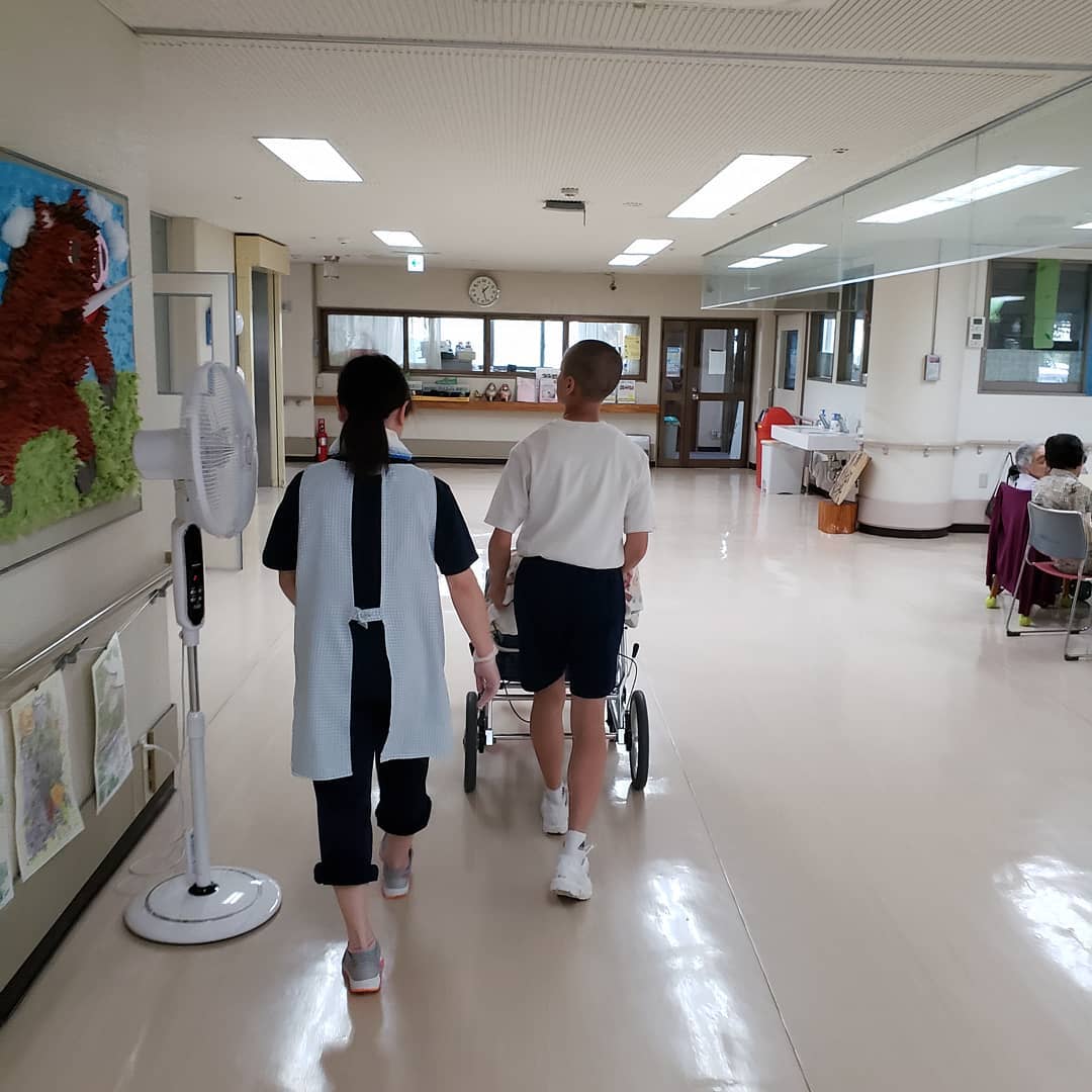 夏のボランティア:夏休みに入り、学生ボランティアさんが活動しております。ウエルハイムヨコゼではボランティア学生さんから、ご希望があれば『認知症サポーター講座』も開催しております。ボランティア活動は、常時受け入れておりますので活動希望の方は遠慮なくお問い合わせ下さ～い#ウエルハイムヨコゼ #横瀬町 #秩父 #特養ボランティア #学生ボランティア #認知症サポーター講座