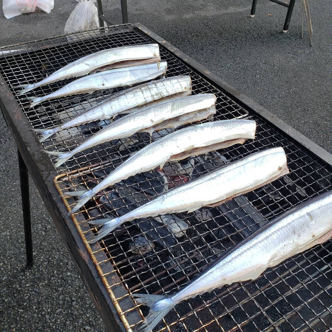 さんままつり:秋の恒例行事を開催！今回も炉端焼きの職人さんを招き？備長炭で焼き上げました。暖かい日でしたので昼食は、さんまの煙ただよう中庭でご家族にも多数参加いただき楽しい昼食となりました#ウエルハイムヨコゼ #秩父 #横瀬町 #さんままつり #家族参加行事 #秋刀魚焼き職人